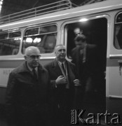 1971, Kraków, Polska.
Delegacja partyjna pod przewodnictwem I sekretarza KC PZPR Edwarda Gierka z wizytą w Hucie im. Lenina. 1. z lewej idzie dyrektor kombinatu HiL, mgr inż. Bohdan Kołomyjski. 
Fot. Stanisław Gawliński, zbiory Ośrodka KARTA
