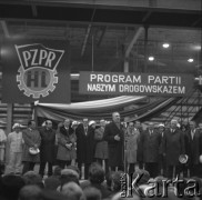 1971, Kraków, Polska.
Delegacja partyjna pod przewodnictwem I sekretarza KC PZPR Edwarda Gierka z wizytą w Hucie im. Lenina. 
Fot. Stanisław Gawliński, zbiory Ośrodka KARTA
