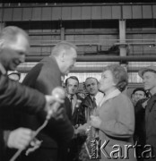 1971, Kraków, Polska.
Delegacja partyjna pod przewodnictwem I sekretarza KC PZPR Edwarda Gierka z wizytą w Hucie im. Lenina. 
Fot. Stanisław Gawliński, zbiory Ośrodka KARTA
