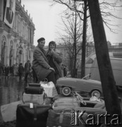 1972, Leningrad, Rosyjska Federacyjna Socjalistyczna Republika Radziecka, ZSRR.
Newski Prospekt. Turyści z Polski z bagażami i towarami zakupionymi na sprzedaż czekają na powrót kraju przed Dworcem Moskiewskim.
Fot. Stanisław Gawliński, zbiory Ośrodka KARTA