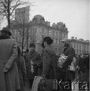 1972, Leningrad, Rosyjska Federacyjna Socjalistyczna Republika Radziecka, ZSRR.
Newski Prospekt. Turyści z Polski z bagażami i towarami zakupionymi na sprzedaż czekają na powrót kraju przed Dworcem Moskiewskim.
Fot. Stanisław Gawliński, zbiory Ośrodka KARTA