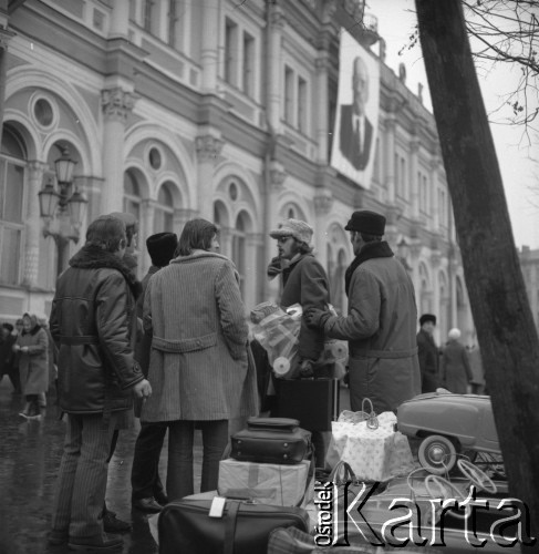 1972, Leningrad, Rosyjska Federacyjna Socjalistyczna Republika Radziecka, ZSRR.
Newski Prospekt.Turyści z Polski z bagażami i towarami zakupionymi na sprzedaż czekają na powrót kraju przed Dworcem Moskiewskim.
Fot. Stanisław Gawliński, zbiory Ośrodka KARTA