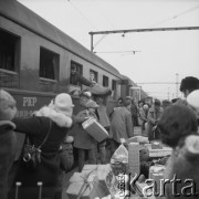 1972, Kraków, woj. krakowskie, Polska.
Podróżni powracający z Leningradu wysiadają z pociągu na peronie Dworca Głównego z przeznaczonymi na sprzedaż towarami ze wschodu.
Fot. Stanisław Gawliński, zbiory Ośrodka KARTA