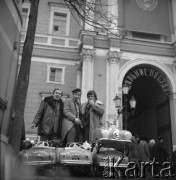 1972, Leningrad, Rosyjska Federacyjna Socjalistyczna Republika Radziecka, ZSRR. 
Newski Prospekt.Turyści z Polski z bagażami i towarami zakupionymi na sprzedaż czekają na pociąg powrotny do kraju przed budynkiem Dworca Moskiewskiego.
Fot. Stanisław Gawliński, zbiory Ośrodka KARTA