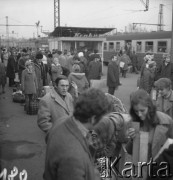 1972, Kraków, woj. krakowskie, Polska.
Podróżni powracający z Leningradu wysiadają z pociągu na peronie Dworca Głównego z przeznaczonymi na sprzedaż towarami ze wschodu.
Fot. Stanisław Gawliński, zbiory Ośrodka KARTA