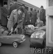 1972, Kraków, woj. krakowskie, Polska.
Podróżni powracający z Leningradu wysiadają z pociągu na peronie Dworca Głównego z przeznaczonymi na sprzedaż towarami ze wschodu.
Fot. Stanisław Gawliński, zbiory Ośrodka KARTA