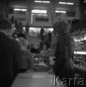 1972, Leningrad, Rosyjska Federacyjna Socjalistyczna Republika Radziecka, ZSRR.
Zakupy w leningradzkim domu towarowym.
Fot. Stanisław Gawliński, zbiory Ośrodka KARTA