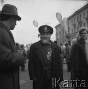 1972, Leningrad, Rosyjska Federacyjna Socjalistyczna Republika Radziecka, ZSRR.
Newski Propsekt. Pośród przechodniów Weteran Wielkiej Wojny Ojczyźnianej.
Fot. Stanisław Gawliński, zbiory Ośrodka KARTA