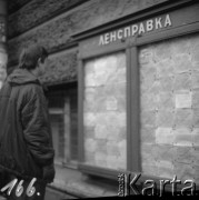 1972, Leningrad, Rosyjska Federacyjna Socjalistyczna Republika Radziecka, ZSRR.
Mężczyzna czyta ogłoszenia dotyczące usług wywieszone w publicznej witrynie.
Fot. Stanisław Gawliński, zbiory Ośrodka KARTA