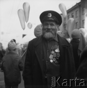 1972, Leningrad, Rosyjska Federacyjna Socjalistyczna Republika Radziecka, ZSRR.
Newski Propsekt. Pośród przechodniów Weteran Wielkiej Wojny Ojczyźnianej.
Fot. Stanisław Gawliński, zbiory Ośrodka KARTA