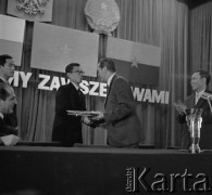 1972, Kraków, Polska.
Delegacja polityków z Wietnamu Północnego z premierem Pham Văn Đong na czele odwiedza Nową Hutę.
Fot. Stanisław Gawliński, zbiory Ośrodka KARTA