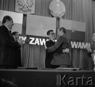 1972, Kraków, Polska.
Delegacja polityków z Wietnamu Północnego z premierem Pham Văn Đong na czele odwiedza Nową Hutę.
Fot. Stanisław Gawliński, zbiory Ośrodka KARTA