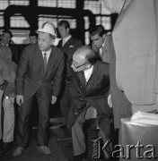 08.06.1972, Kraków, Polska.
Delegacja partyjno-rządowa Republiki Kuby pod przewodnictwem Fidela Castro, I sekretarza KC Komunistycznej Partii Kuby, odwiedza Hutę im. Lenina. Członkowie delegacji w hali produkcyjnej.
Fot. Stanisław Gawliński, zbiory Ośrodka KARTA