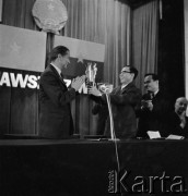 1972, Kraków, Polska.
Delegacja polityków z Wietnamu Północnego z premierem Pham Văn Đong na czele odwiedza Nową Hutę.
Fot. Stanisław Gawliński, zbiory Ośrodka KARTA