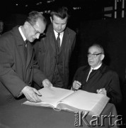 08.06.1972, Kraków, Polska.
Delegacja partyjno-rządowa Republiki Kuby pod przewodnictwem Fidela Castro - I sekretarza KC Komunistycznej Partii Kuby, odwiedza Hutę im. Lenina. Członek delegacji wpisuje się do księgi pamiątkowej.
Fot. Stanisław Gawliński, zbiory Ośrodka KARTA