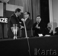 1972, Kraków, Polska.
Delegacja polityków z Wietnamu Północnego z premierem Pham Văn Đong na czele odwiedza Nową Hutę.
Fot. Stanisław Gawliński, zbiory Ośrodka KARTA