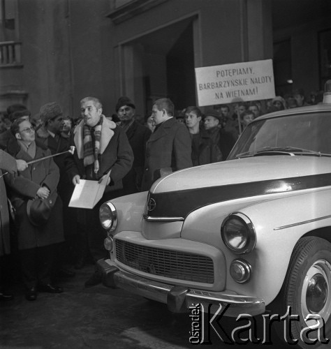 1972, Kraków, Polska.
Delegacja polityków z Wietnamu Północnego z premierem Pham Văn Đong na czele odwiedza Nową Hutę. Zebrani na wiecu przed Centrum Administracyjnym Huty protestują przeciwko amerykańskim nalotom na Wietnam.
Fot. Stanisław Gawliński, zbiory Ośrodka KARTA