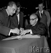 08.06.1972, Kraków, Polska.
Delegacja partyjno-rządowa Republiki Kuby pod przewodnictwem Fidela Castro - I sekretarza KC Komunistycznej Partii Kuby, odwiedza Hutę im. Lenina. Członek delegacji wpisuje się do księgi pamiątkowej.
Fot. Stanisław Gawliński, zbiory Ośrodka KARTA