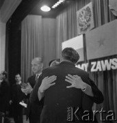 1972, Kraków, Polska.
Delegacja polityków z Wietnamu Północnego z premierem Pham Văn Đong na czele odwiedza Nową Hutę.
Fot. Stanisław Gawliński, zbiory Ośrodka KARTA