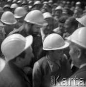 08.06.1972, Kraków, Polska.
Delegacja partyjno-rządowa Republiki Kuby pod przewodnictwem Fidela Castro - I sekretarza KC Komunistycznej Partii Kuby, odwiedza Hutę im. Lenina. Polityk zwiedza halę produkcyjną.
Fot. Stanisław Gawliński, zbiory Ośrodka KARTA