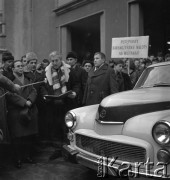 1972, Kraków, Polska.
Delegacja polityków z Wietnamu Północnego z premierem Pham Văn Đong na czele odwiedza Nową Hutę. Zebrani na wiecu przed Centrum Administracyjnym Huty protestują przeciwko amerykańskim nalotom na Wietnam.
Fot. Stanisław Gawliński, zbiory Ośrodka KARTA