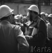 08.06.1972, Kraków, Polska.
Delegacja partyjno-rządowa Republiki Kuby pod przewodnictwem Fidela Castro - I sekretarza KC Komunistycznej Partii Kuby, odwiedza Hutę im. Lenina. Polityk zwiedza halę produkcyjną.
Fot. Stanisław Gawliński, zbiory Ośrodka KARTA