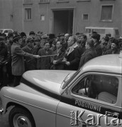 1972, Kraków, Polska.
Delegacja polityków z Wietnamu Północnego z premierem Pham Văn Đong na czele odwiedza Nową Hutę. Zebrani na wiecu przed Centrum Administracyjnym Huty protestują przeciwko amerykańskim nalotom na Wietnam.
Fot. Stanisław Gawliński, zbiory Ośrodka KARTA