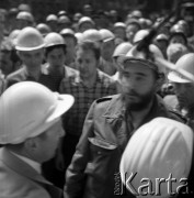 08.06.1972, Kraków, Polska.
Delegacja partyjno-rządowa Republiki Kuby pod przewodnictwem Fidela Castro - I sekretarza KC Komunistycznej Partii Kuby, odwiedza Hutę im. Lenina. Polityk zwiedza halę produkcyjną.
Fot. Stanisław Gawliński, zbiory Ośrodka KARTA