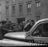 1972, Kraków, Polska.
Delegacja polityków z Wietnamu Północnego z premierem Pham Văn Đong na czele odwiedza Nową Hutę. Zebrani na wiecu przed Centrum Administracyjnym Huty protestują przeciwko amerykańskim nalotom na Wietnam.
Fot. Stanisław Gawliński, zbiory Ośrodka KARTA
