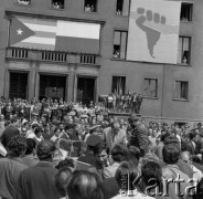 08.06.1972, Kraków, Polska.
Delegacja partyjno-rządowa Republiki Kuby pod przewodnictwem Fidela Castro - I sekretarza KC Komunistycznej Partii Kuby, odwiedza Hutę im. Lenina. Mieszkańcy Krakowa oraz pracownicy Kombinatu oczekują na przybycie delegacji przed budynkiem Centrum Administracyjnego (zwanego Pałacem Dożów).
Fot. Stanisław Gawliński, zbiory Ośrodka KARTA