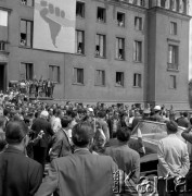 08.06.1972, Kraków, Polska.
Delegacja partyjno-rządowa Republiki Kuby pod przewodnictwem Fidela Castro - I sekretarza KC Komunistycznej Partii Kuby, odwiedza Hutę im. Lenina. Mieszkańcy Krakowa oraz pracownicy Kombinatu oczekują przed budynkiem Centrum Administracyjnego, zwanego Pałacem Dożów, na przybycie kolumny samochodów z politykami.
Fot. Stanisław Gawliński, zbiory Ośrodka KARTA