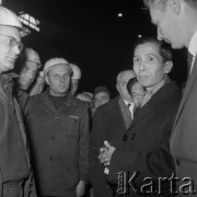 Lata 70., Kraków, Polska.
Delegacja Wietnamu Północnego odwiedza Nową Hutę. Premier Pham Văn Đong oprowadzany po Kombinacie.
Fot. Stanisław Gawliński, zbiory Ośrodka KARTA