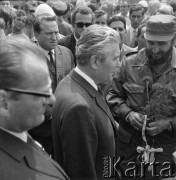 08.06.1972, Kraków, Polska.
Delegacja partyjno-rządowa Republiki Kuby pod przewodnictwem Fidela Castro - I sekretarza KC Komunistycznej Partii Kuby, odwiedza Hutę im. Lenina. Powitanie delegacji przed budynkiem Centrum Administracyjnego Huty, zwanego Pałacem Dożów.
Fot. Stanisław Gawliński, zbiory Ośrodka KARTA