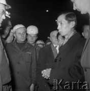 Lata 70., Kraków, Polska.
Delegacja Wietnamu Północnego odwiedza Nową Hutę. Premier Pham Văn Đong oprowadzany po Kombinacie.
Fot. Stanisław Gawliński, zbiory Ośrodka KARTA