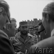 08.06.1972, Kraków, Polska.
Delegacja partyjno-rządowa Republiki Kuby pod przewodnictwem Fidela Castro - I sekretarza KC Komunistycznej Partii Kuby, odwiedza Hutę im. Lenina. Powitanie delegacji przed budynkiem Centrum Administracyjnego Huty, zwanego Pałacem Dożów.
Fot. Stanisław Gawliński, zbiory Ośrodka KARTA