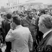 08.06.1972, Kraków, Polska.
Delegacja partyjno-rządowa Republiki Kuby pod przewodnictwem Fidela Castro - I sekretarza KC Komunistycznej Partii Kuby, odwiedza Hutę im. Lenina. Powitanie delegacji przed budynkiem Centrum Administracyjnego Huty, zwanego Pałacem Dożów.
Fot. Stanisław Gawliński, zbiory Ośrodka KARTA