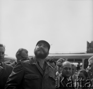 08.06.1972, Kraków, Polska.
Delegacja partyjno-rządowa Republiki Kuby pod przewodnictwem Fidela Castro - I sekretarza KC Komunistycznej Partii Kuby, odwiedza Hutę im. Lenina. Powitanie delegacji przed budynkiem Centrum Administracyjnego Huty, zwanego Pałacem Dożów.
Fot. Stanisław Gawliński, zbiory Ośrodka KARTA