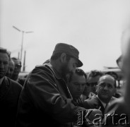 08.06.1972, Kraków, Polska.
Delegacja partyjno-rządowa Republiki Kuby pod przewodnictwem Fidela Castro - I sekretarza KC Komunistycznej Partii Kuby, odwiedza Hutę im. Lenina. Powitanie delegacji przed budynkiem Centrum Administracyjnego Huty, zwanego Pałacem Dożów.
Fot. Stanisław Gawliński, zbiory Ośrodka KARTA