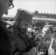 08.06.1972, Kraków, Polska.
Delegacja partyjno-rządowa Republiki Kuby pod przewodnictwem Fidela Castro - I sekretarza KC Komunistycznej Partii Kuby, odwiedza Hutę im. Lenina. Powitanie delegacji przed budynkiem Centrum Administracyjnego Huty, zwanego Pałacem Dożów.
Fot. Stanisław Gawliński, zbiory Ośrodka KARTA