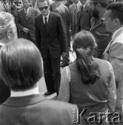 08.06.1972, Kraków, Polska.
Delegacja partyjno-rządowa Republiki Kuby pod przewodnictwem Fidela Castro - I sekretarza KC Komunistycznej Partii Kuby, odwiedza Hutę im. Lenina. Powitanie delegacji przed budynkiem Centrum Administracyjnego Huty, zwanego Pałacem Dożów.
Fot. Stanisław Gawliński, zbiory Ośrodka KARTA
