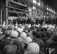 08.06.1972, Kraków, Polska.
Delegacja partyjno-rządowa Republiki Kuby pod przewodnictwem Fidela Castro - I sekretarza KC Komunistycznej Partii Kuby, odwiedza Hutę im. Lenina. Zgromadzeni w hali produkcyjnej robotnicy czekają na przybycie delegacji.
Fot. Stanisław Gawliński, zbiory Ośrodka KARTA