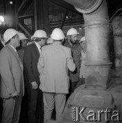 08.06.1972, Kraków, Polska.
Delegacja partyjno-rządowa Republiki Kuby pod przewodnictwem Fidela Castro - I sekretarza KC Komunistycznej Partii Kuby, odwiedza Hutę im. Lenina. Delegacja oprowadzana po hali produkcyjnej.
Fot. Stanisław Gawliński, zbiory Ośrodka KARTA