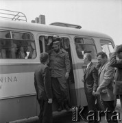 08.06.1972, Kraków, Polska.
Delegacja partyjno-rządowa Republiki Kuby pod przewodnictwem Fidela Castro - I sekretarza KC Komunistycznej Partii Kuby, odwiedza Hutę im. Lenina. Powitanie polityka przed budynkiem Centrum Administracyjnego Huty (zwanego Pałacem Dożów).
Fot. Stanisław Gawliński, zbiory Ośrodka KARTA