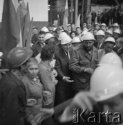 08.06.1972, Kraków, Polska.
Delegacja partyjno-rządowa Republiki Kuby pod przewodnictwem Fidela Castro - I sekretarza KC Komunistycznej Partii Kuby, odwiedza Hutę im. Lenina. Delegacja oprowadzana po hali produkcyjnej.
Fot. Stanisław Gawliński, zbiory Ośrodka KARTA