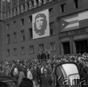 08.06.1972, Kraków, Polska.
Delegacja partyjno-rządowa Republiki Kuby pod przewodnictwem Fidela castro - I sekretarza KC Komunistycznej Partii Kuby, odwiedza Hutę im. Lenina. Pracownicy kombinatu oczekują na przybycie delegacji przed budynkiem Centrum Administracyjnego, zwanego Pałacem Dożów.
Fot. Stanisław Gawliński, zbiory Ośrodka KARTA