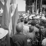 08.06.1972, Kraków, Polska.
Delegacja partyjno-rządowa Republiki Kuby pod przewodnictwem Fidela Castro - I sekretarza KC Komunistycznej Partii Kuby, odwiedza Hutę im. Lenina. Delegacja oprowadzana po hali produkcyjnej.
Fot. Stanisław Gawliński, zbiory Ośrodka KARTA