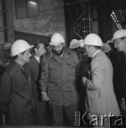 08.06.1972, Kraków, Polska.
Delegacja partyjno-rządowa Republiki Kuby pod przewodnictwem Fidela Castro - I sekretarza KC Komunistycznej Partii Kuby, odwiedza Hutę im. Lenina. Delegacja oprowadzana po hali produkcyjnej.
Fot. Stanisław Gawliński, zbiory Ośrodka KARTA