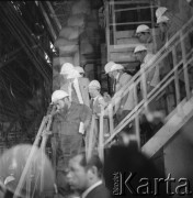 08.06.1972, Kraków, Polska.
Delegacja partyjno-rządowa Republiki Kuby pod przewodnictwem Fidela Castro - I sekretarza KC Komunistycznej Partii Kuby, odwiedza Hutę im. Lenina. Delegacja zwiedza halę produkcyjną.
Fot. Stanisław Gawliński, zbiory Ośrodka KARTA
