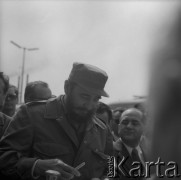 08.06.1972, Kraków, Polska.
Delegacja partyjno-rządowa Republiki Kuby pod przewodnictwem Fidela Castro - I sekretarza KC Komunistycznej Partii Kuby, odwiedza Hutę im. Lenina. Powitanie delegacji przed budynkiem Centrum Administracyjnego Huty, zwanego Pałacem Dożów.
Fot. Stanisław Gawliński, zbiory Ośrodka KARTA