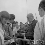 1974, Kraków, Polska.
Były premier, członek prezydium Ogólnopolskiego Komitetu FJN Józef Cyrankiewicz odwiedza Nową Hutę.
Fot. Stanisław Gawlińśsi, zbiory Ośrodka KARTA